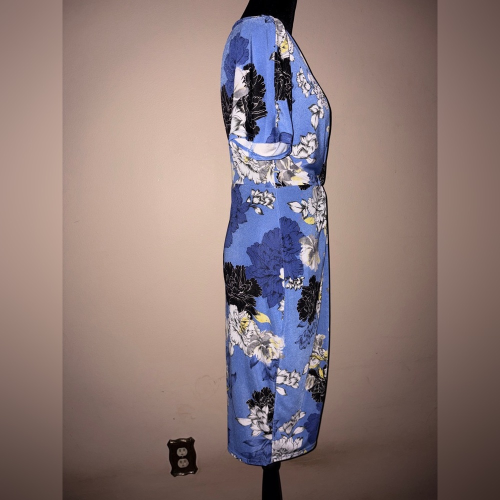 Blue and White Floral Midi Dress by Jennifer Lopez - Picture 6 of 8